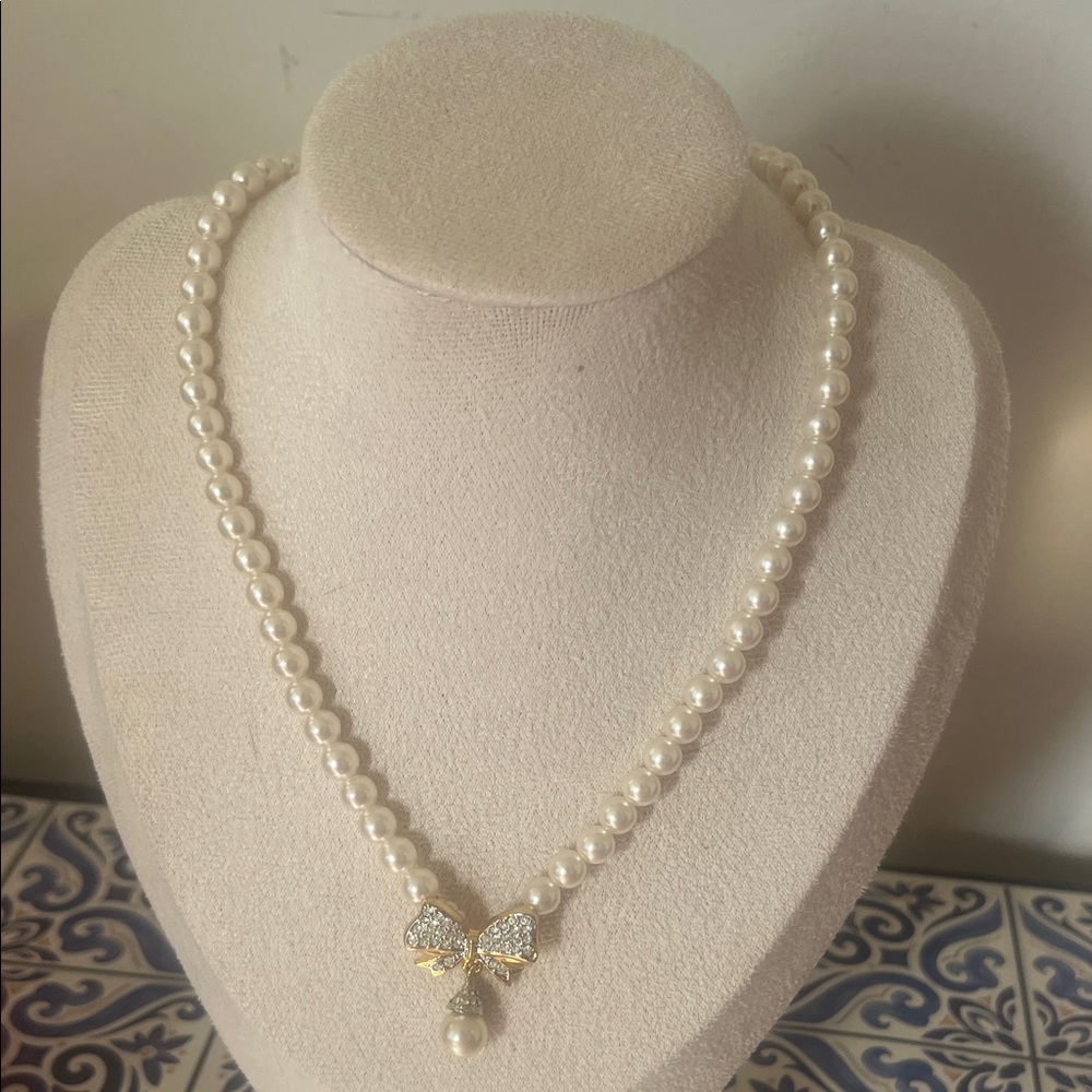 Elegant Pearl Necklace with Bow detail, NWOT 
Vintage